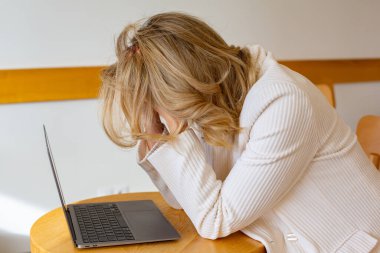 Güzel kız bilgisayarını kullanırken ve uzaktan çalışırken kendini yorgun ve stresli hissediyor. Ofisteki iş kadını depresyonda.. 