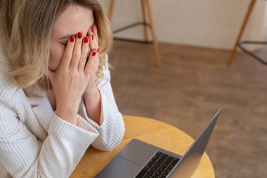 Güzel kız bilgisayarını kullanırken ve uzaktan çalışırken kendini yorgun ve stresli hissediyor. Ofisteki iş kadını depresyonda.. 