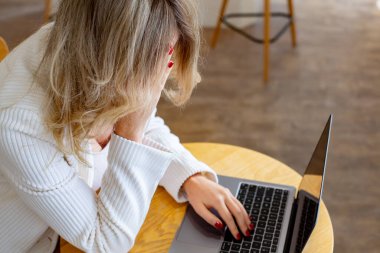 Güzel kız bilgisayarını kullanırken ve uzaktan çalışırken kendini yorgun ve stresli hissediyor. Ofisteki iş kadını depresyonda.. 