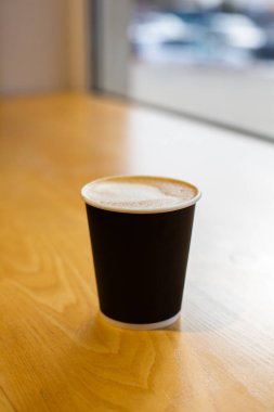 Bir fincan kağıt kahve tutan kadın eli resimleri. Kahve konsept olsun. Dizüstü bilgisayarın en üst görüntüsü. Serbest çalışma..