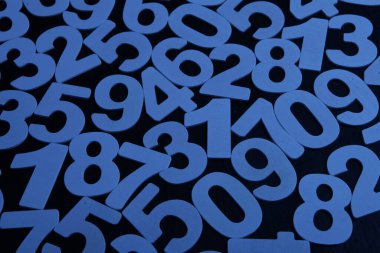 Renkli ahşap numaralar. Sayı dokusu soyutlaması. Küresel ekonomi krizi konsepti. Mali veri deseni.