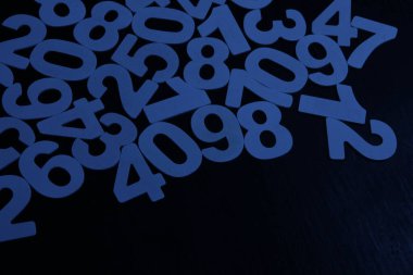 Rakamların geçmişi. Sıfırdan dokuza kadar. Sayıların dokusu. Mali veri kavramı. Matematik. Sayılarla kusursuz desen. finansal kriz konsepti. İş başarısı.