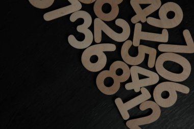 Rakamların geçmişi. Sıfırdan dokuza kadar. Sayıların dokusu. Mali veri kavramı. Matematik. Sayılarla kusursuz desen. finansal kriz konsepti. İş başarısı.