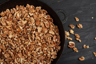 Ceviz arkaplan. Siyah bir tabakta soyulan cevizler. ceviz vitamin ve sebze yağlarıyla dolu gerçek bir süper yemek.