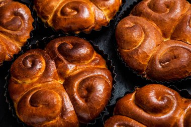 Fırından taze ekmek. Romanya 'dan geleneksel peynirli turtanın adı Saralie. Beyaz buğday unundan yapılmış ev yapımı ekmek..