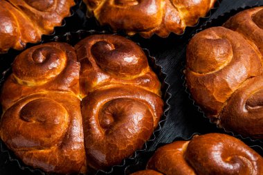 Fırından taze ekmek. Romanya 'dan geleneksel peynirli turtanın adı Saralie. Beyaz buğday unundan yapılmış ev yapımı ekmek..