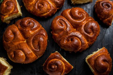 Fırından taze ekmek. Romanya 'dan geleneksel peynirli turtanın adı Saralie. Beyaz buğday unundan yapılmış ev yapımı ekmek.