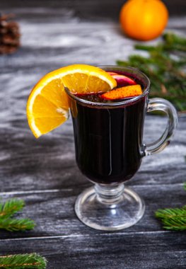 Lezzetli glintwein veya sıcak şarap mulled, tarçın, vintage ahşap arka plan iş parçacığında bardak.