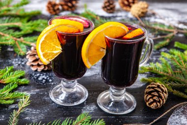 Lezzetli glintwein veya sıcak şarap mulled, tarçın, vintage ahşap arka plan iş parçacığında bardak.
