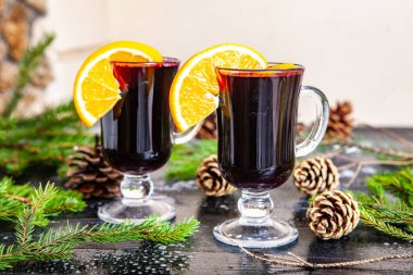 Lezzetli glintwein veya sıcak şarap mulled, tarçın, vintage ahşap arka plan iş parçacığında bardak.