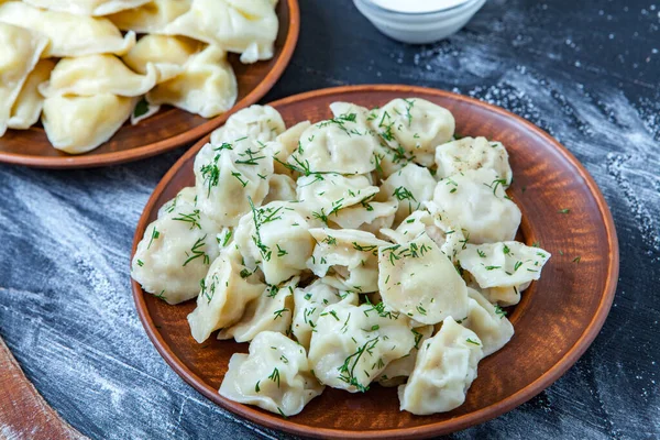 Geleneksel Rus pelmeni ya da ravioli, ahşap arka planda etli börek. Rus yemeği ve Rus mutfağı konsepti.