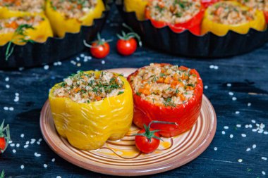 Doldurulmuş biber. Biberli pilav ve kıyma. Siyah arka planda, dökme demir bir tavada pişmiş biber. Sağlıklı Romanya yemekleri.