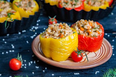 Doldurulmuş biber. Biberli pilav ve kıyma. Siyah arka planda, dökme demir bir tavada pişmiş biber. Sağlıklı Romanya yemekleri.