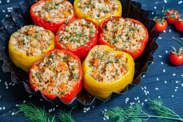 Doldurulmuş biber. Biberli pilav ve kıyma. Siyah arka planda, dökme demir bir tavada pişmiş biber. Sağlıklı Romanya yemekleri.