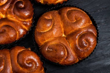 Fırından taze ekmek. Romanya 'dan geleneksel peynirli turtanın adı Saralie. Beyaz buğday unundan yapılmış ev yapımı ekmek..