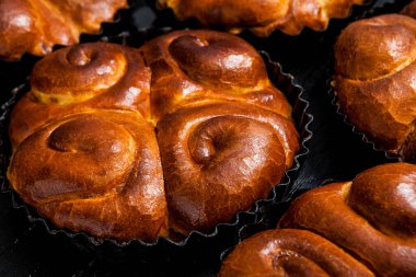 Fırından taze ekmek. Romanya 'dan geleneksel peynirli turtanın adı Saralie. Beyaz buğday unundan yapılmış ev yapımı ekmek..