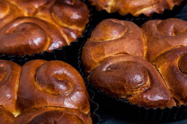 Fırından taze ekmek. Romanya 'dan geleneksel peynirli turtanın adı Saralie. Beyaz buğday unundan yapılmış ev yapımı ekmek..