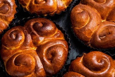 Fırından taze ekmek. Romanya 'dan geleneksel peynirli turtanın adı Saralie. Beyaz buğday unundan yapılmış ev yapımı ekmek..
