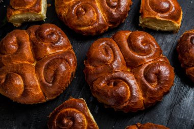 Fırından taze ekmek. Romanya 'dan geleneksel peynirli turtanın adı Saralie. Beyaz buğday unundan yapılmış ev yapımı ekmek..
