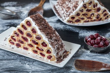 Kirazlı, sütlü ve çikolatalı gözlemelerden oluşan geleneksel Moldova tatlısına da Cosma lui Guguta denir..