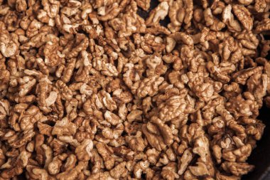 Ceviz arkaplan. Siyah bir tabakta soyulan cevizler. ceviz vitamin ve sebze yağlarıyla dolu gerçek bir süper yemek.