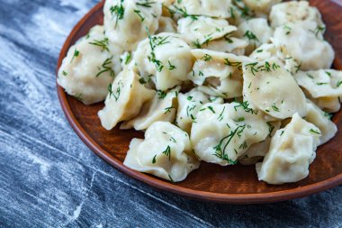 Geleneksel Rus pelmeni ya da ravioli, ahşap arka planda etli börek. Rus yemeği ve Rus mutfağı konsepti.
