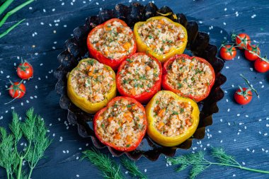 Doldurulmuş biber. Biberli pilav ve kıyma. Siyah arka planda, dökme demir bir tavada pişmiş biber. Sağlıklı Romanya yemekleri.