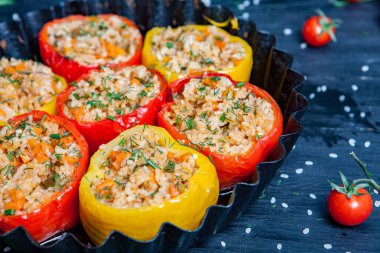 Doldurulmuş biber. Biberli pilav ve kıyma. Siyah arka planda, dökme demir bir tavada pişmiş biber. Sağlıklı Romanya yemekleri.