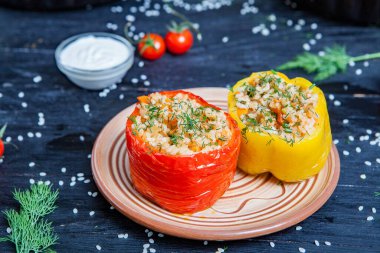 Doldurulmuş biber. Biberli pilav ve kıyma. Siyah arka planda, dökme demir bir tavada pişmiş biber. Sağlıklı Romanya yemekleri.