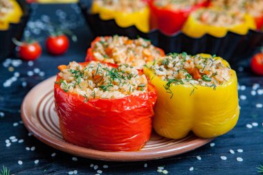 Doldurulmuş biber. Biberli pilav ve kıyma. Siyah arka planda, dökme demir bir tavada pişmiş biber. Sağlıklı Romanya yemekleri.