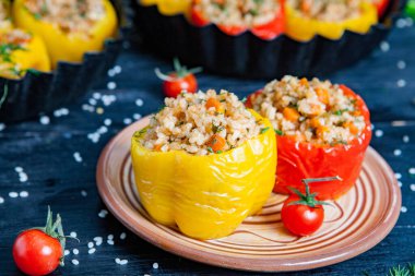 Doldurulmuş biber. Biberli pilav ve kıyma. Siyah arka planda, dökme demir bir tavada pişmiş biber. Sağlıklı Romanya yemekleri.