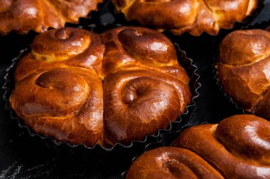 Fırından taze ekmek. Romanya 'dan geleneksel peynirli turtanın adı Saralie. Beyaz buğday unundan yapılmış ev yapımı ekmek..