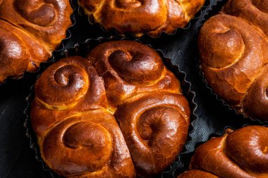 Fırından taze ekmek. Romanya 'dan geleneksel peynirli turtanın adı Saralie. Beyaz buğday unundan yapılmış ev yapımı ekmek..