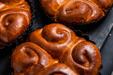 Fırından taze ekmek. Romanya 'dan geleneksel peynirli turtanın adı Saralie. Beyaz buğday unundan yapılmış ev yapımı ekmek..