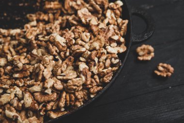 Ceviz arkaplan. Siyah bir tabakta soyulan cevizler. ceviz vitamin ve sebze yağlarıyla dolu gerçek bir süper yemek.