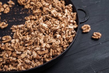 Ceviz arkaplan. Siyah bir tabakta soyulan cevizler. ceviz vitamin ve sebze yağlarıyla dolu gerçek bir süper yemek.