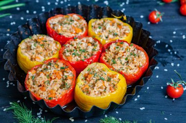 Doldurulmuş biber. Biberli pilav ve kıyma. Siyah arka planda, dökme demir bir tavada pişmiş biber. Sağlıklı Romanya yemekleri.