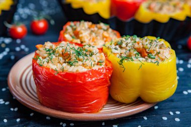 Doldurulmuş biber. Biberli pilav ve kıyma. Siyah arka planda, dökme demir bir tavada pişmiş biber. Sağlıklı Romanya yemekleri.