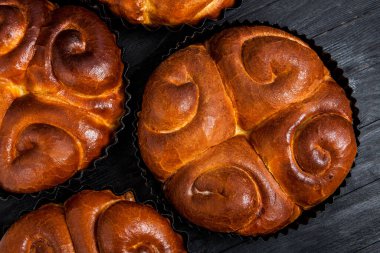 Fırından taze ekmek. Romanya 'dan geleneksel peynirli turtanın adı Saralie. Beyaz buğday unundan yapılmış ev yapımı ekmek..