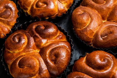 Fırından taze ekmek. Romanya 'dan geleneksel peynirli turtanın adı Saralie. Beyaz buğday unundan yapılmış ev yapımı ekmek..