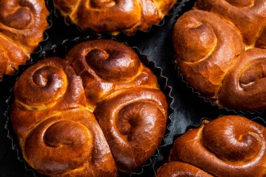 Fırından taze ekmek. Romanya 'dan geleneksel peynirli turtanın adı Saralie. Beyaz buğday unundan yapılmış ev yapımı ekmek..