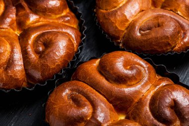 Fırından taze ekmek. Romanya 'dan geleneksel peynirli turtanın adı Saralie. Beyaz buğday unundan yapılmış ev yapımı ekmek..