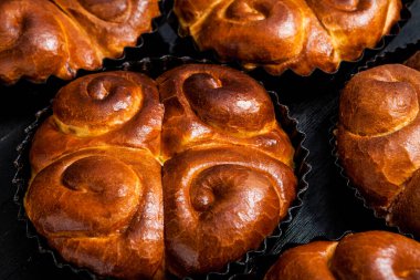 Fırından taze ekmek. Romanya 'dan geleneksel peynirli turtanın adı Saralie. Beyaz buğday unundan yapılmış ev yapımı ekmek..