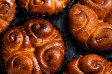 Fırından taze ekmek. Romanya 'dan geleneksel peynirli turtanın adı Saralie. Beyaz buğday unundan yapılmış ev yapımı ekmek..