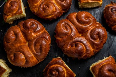 Fırından taze ekmek. Romanya 'dan geleneksel peynirli turtanın adı Saralie. Beyaz buğday unundan yapılmış ev yapımı ekmek..