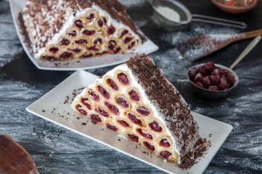 Kirazlı, sütlü ve çikolatalı gözlemelerden oluşan geleneksel Moldova tatlısına da Cosma lui Guguta denir..