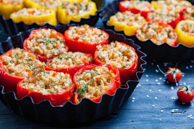 Doldurulmuş biber. Biberli pilav ve kıyma. Siyah arka planda, dökme demir bir tavada pişmiş biber. Sağlıklı Romanya yemekleri.