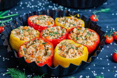 Doldurulmuş biber. Biberli pilav ve kıyma. Siyah arka planda, dökme demir bir tavada pişmiş biber. Sağlıklı Romanya yemekleri.