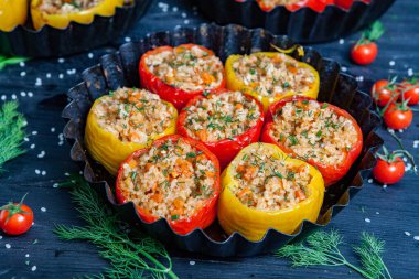 Doldurulmuş biber. Biberli pilav ve kıyma. Siyah arka planda, dökme demir bir tavada pişmiş biber. Sağlıklı Romanya yemekleri.