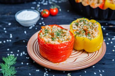 Doldurulmuş biber. Biberli pilav ve kıyma. Siyah arka planda, dökme demir bir tavada pişmiş biber. Sağlıklı Romanya yemekleri.